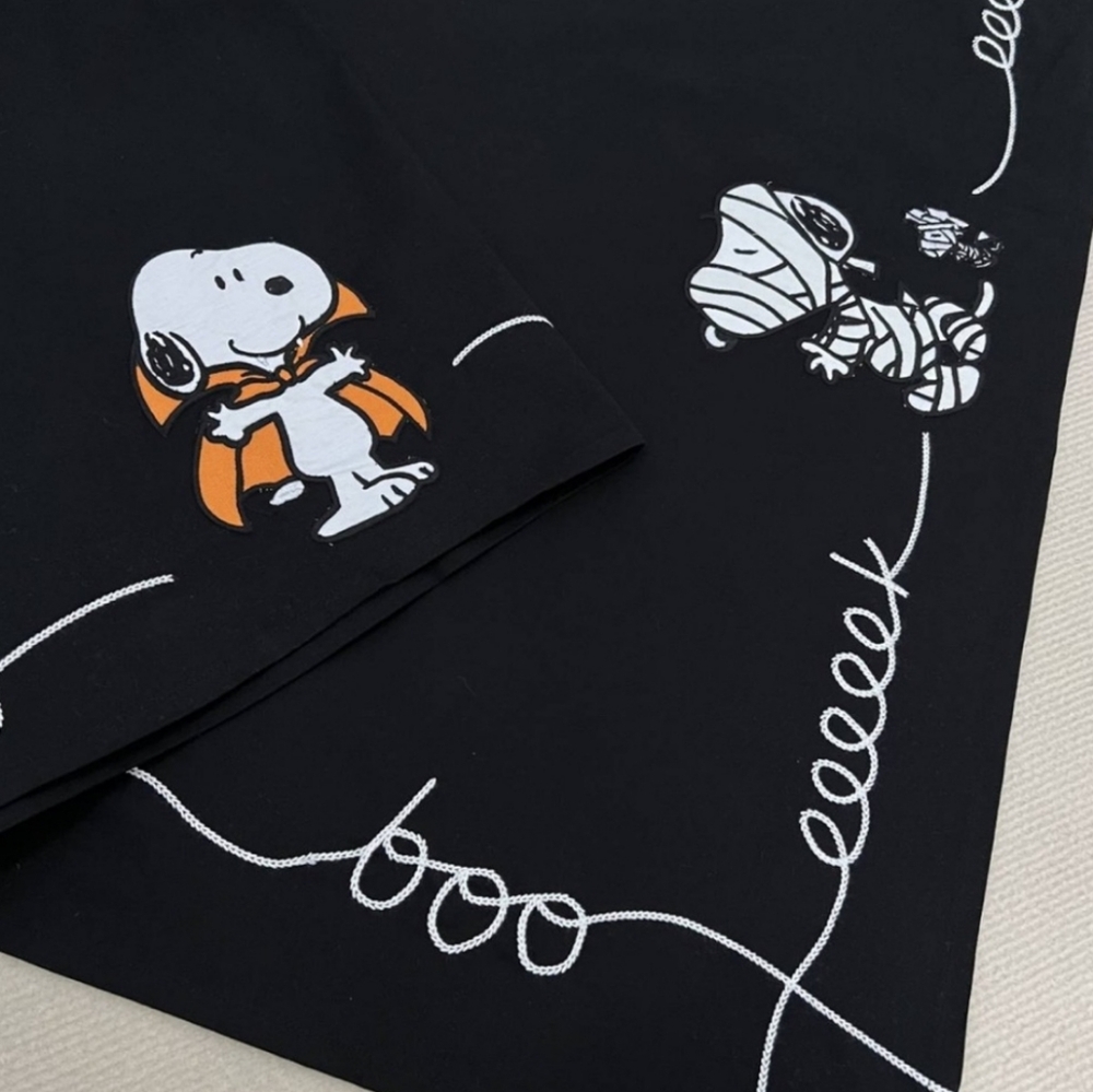 NWT Halloween Snoopy Peanuts Dining Set Tablecloth With 4 Linen Napkins - Picture 7 of 8
